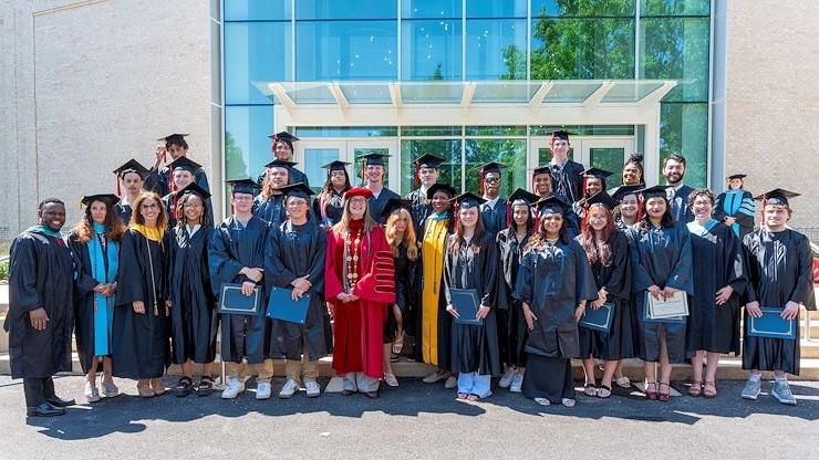 5月22日，23名学生在蒙哥马利县社区学院完成大学入门课程后自豪地获得了高中文凭. Linda Johnson摄